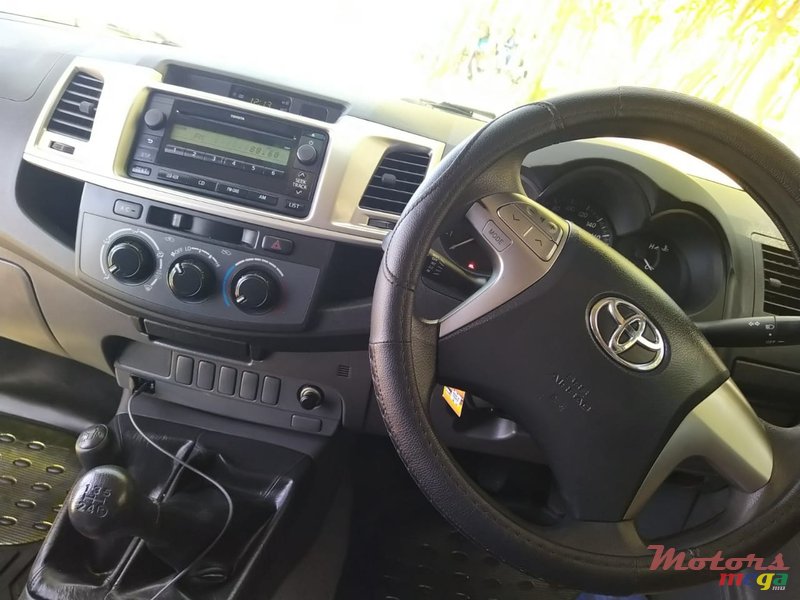 2013' Toyota Hilux 4x4 photo #4