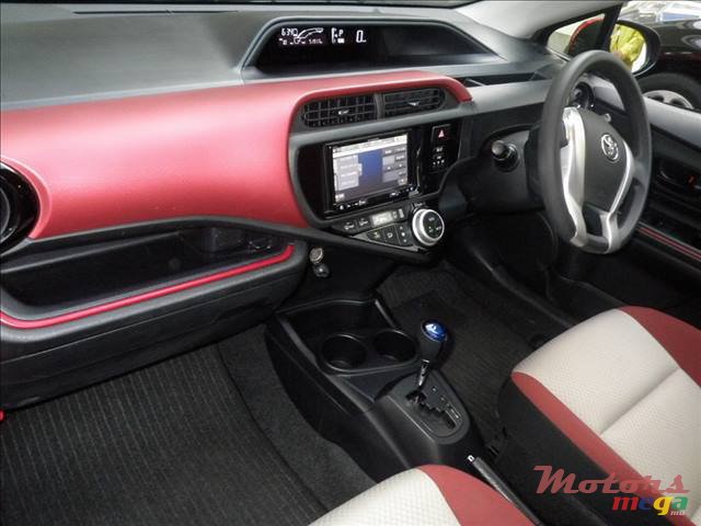 2015' Toyota Prius c photo #3