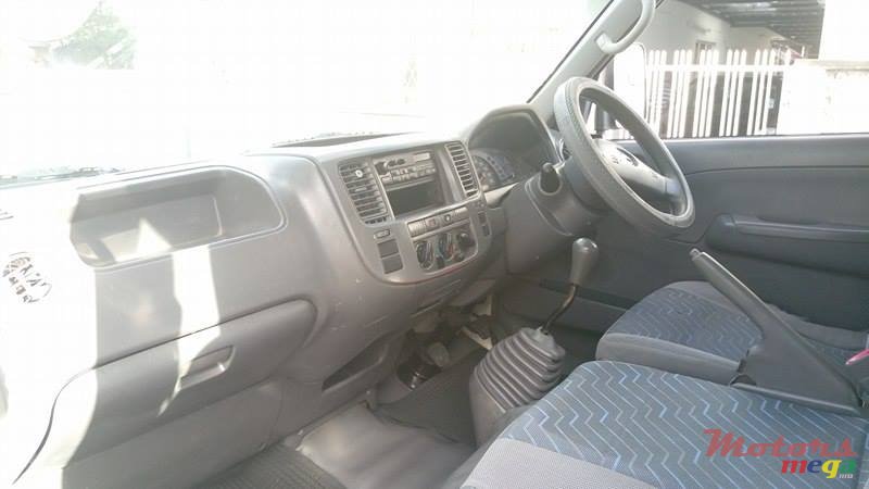 2004' Nissan Urvan Goods vehicle photo #3