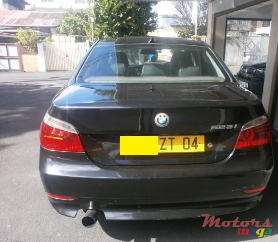 2004' BMW 5 Series 523i photo #2