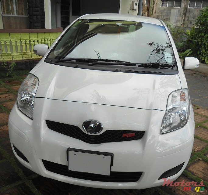 2010' Toyota Vitz photo #2