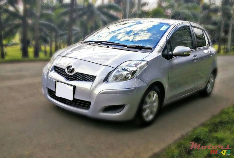 2009' Toyota Vitz photo #1