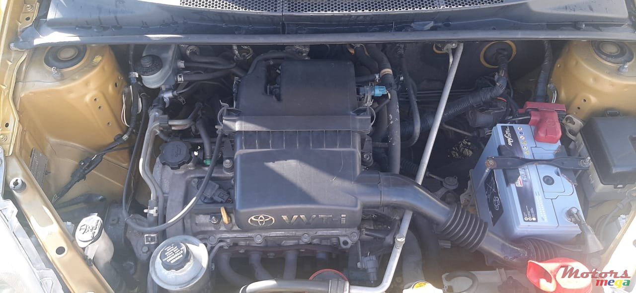 2001' Toyota Vitz photo #6