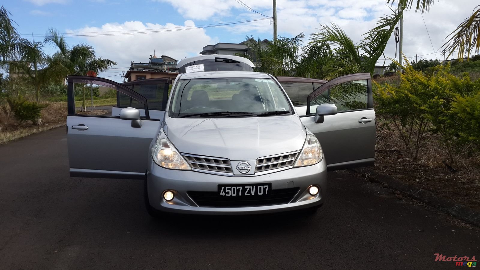 2007' Nissan Hatchback photo #1