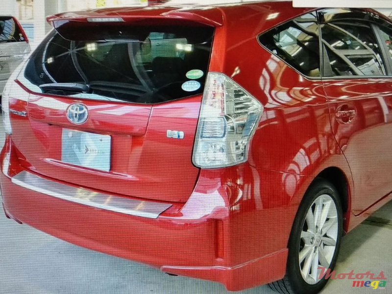 2015' Toyota Prius v photo #4