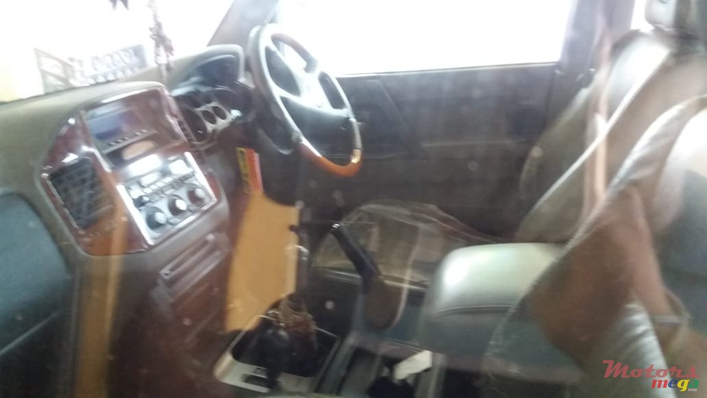 2006' Mitsubishi Pajero photo #3
