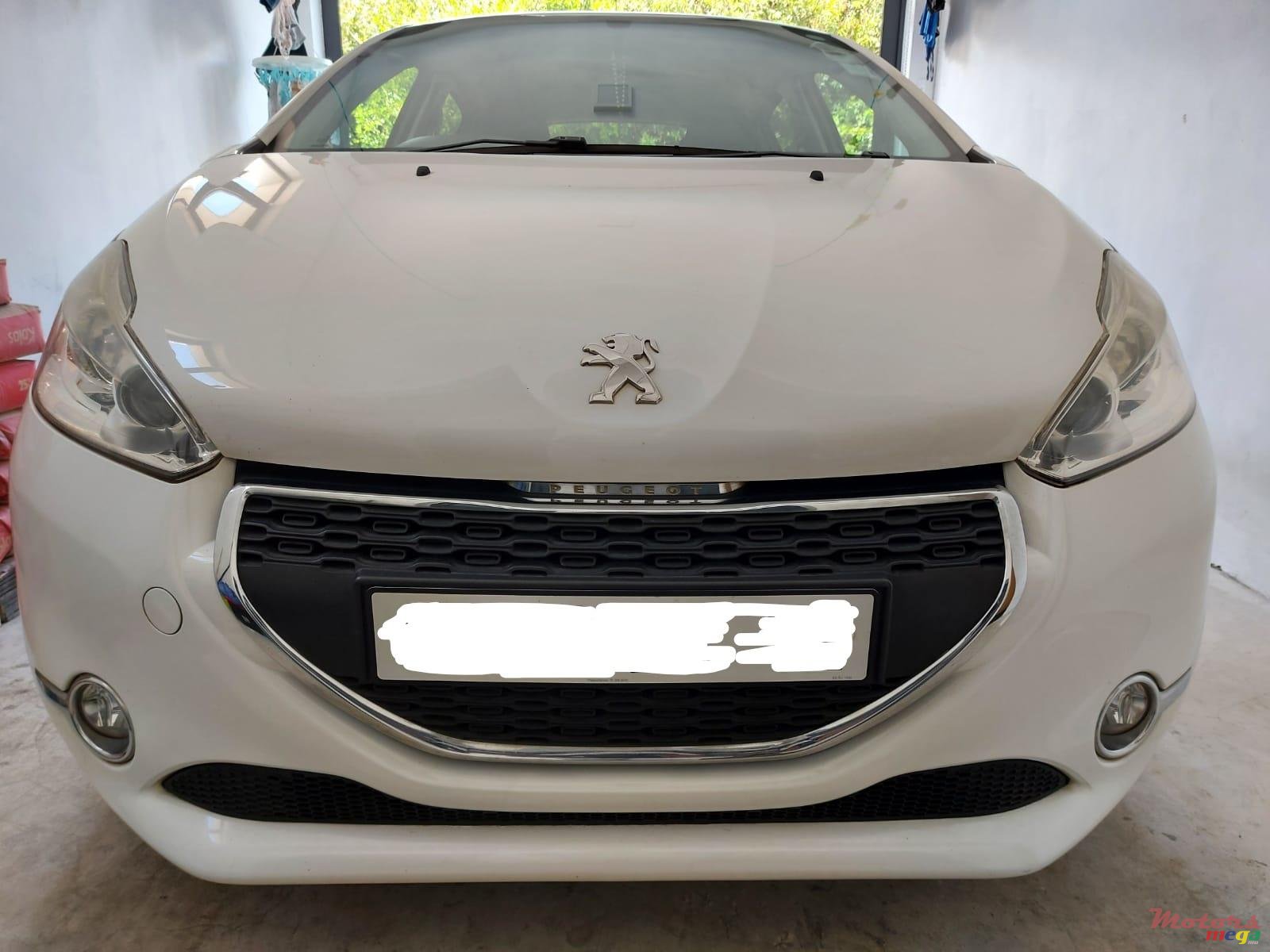 2012' Peugeot 208 photo #1
