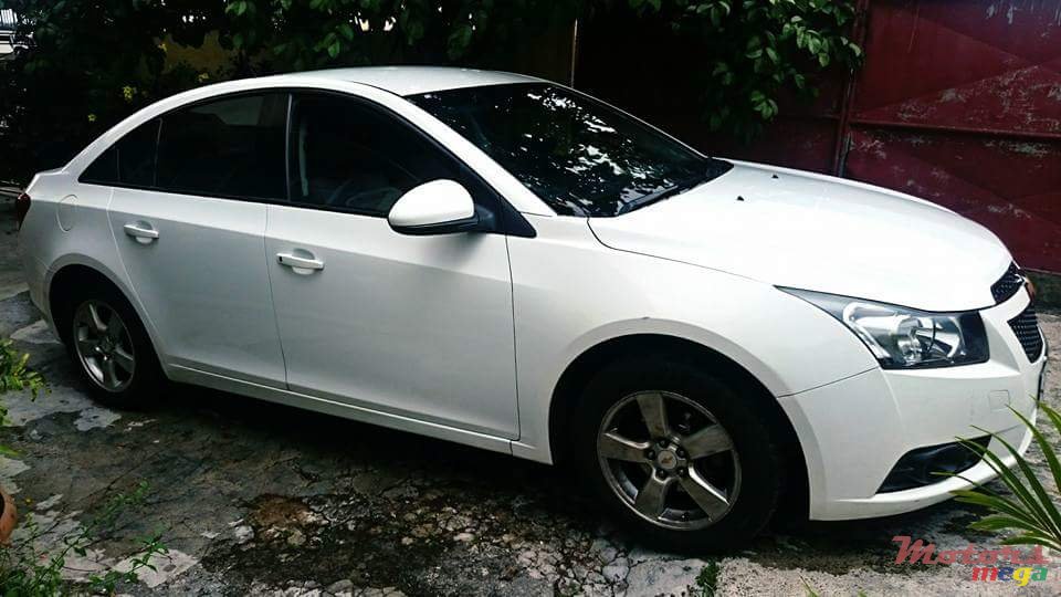 2010' Chevrolet Cruze photo #1