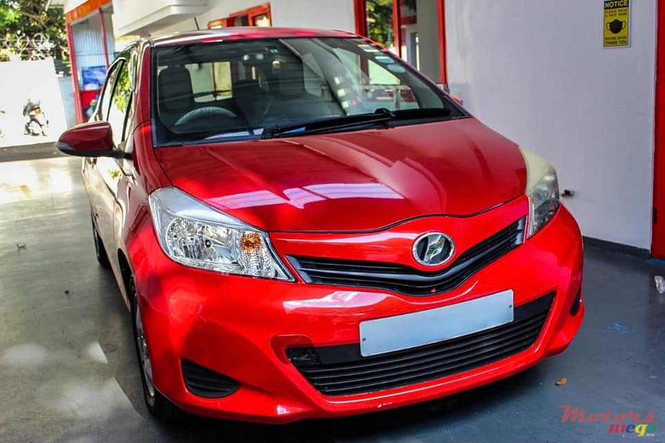 2011' Toyota Vitz photo #2