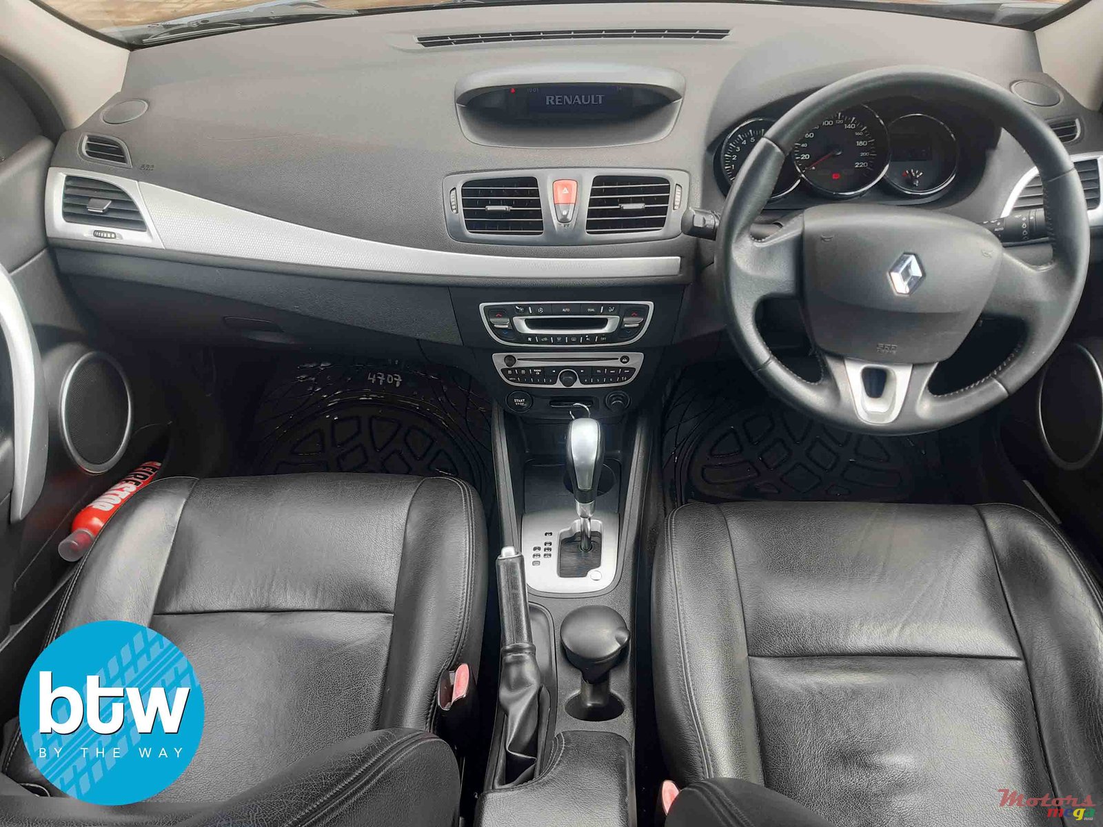 2012' Renault Fluence photo #6