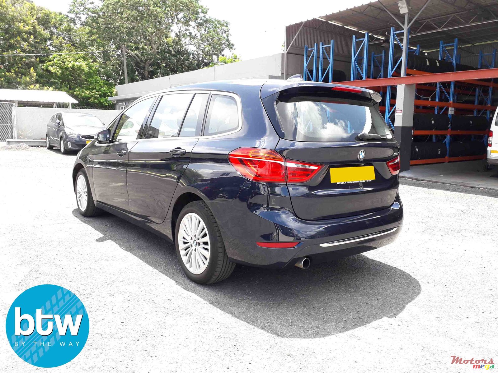 2015' BMW 2 Series 218i Gran Tourer photo #3