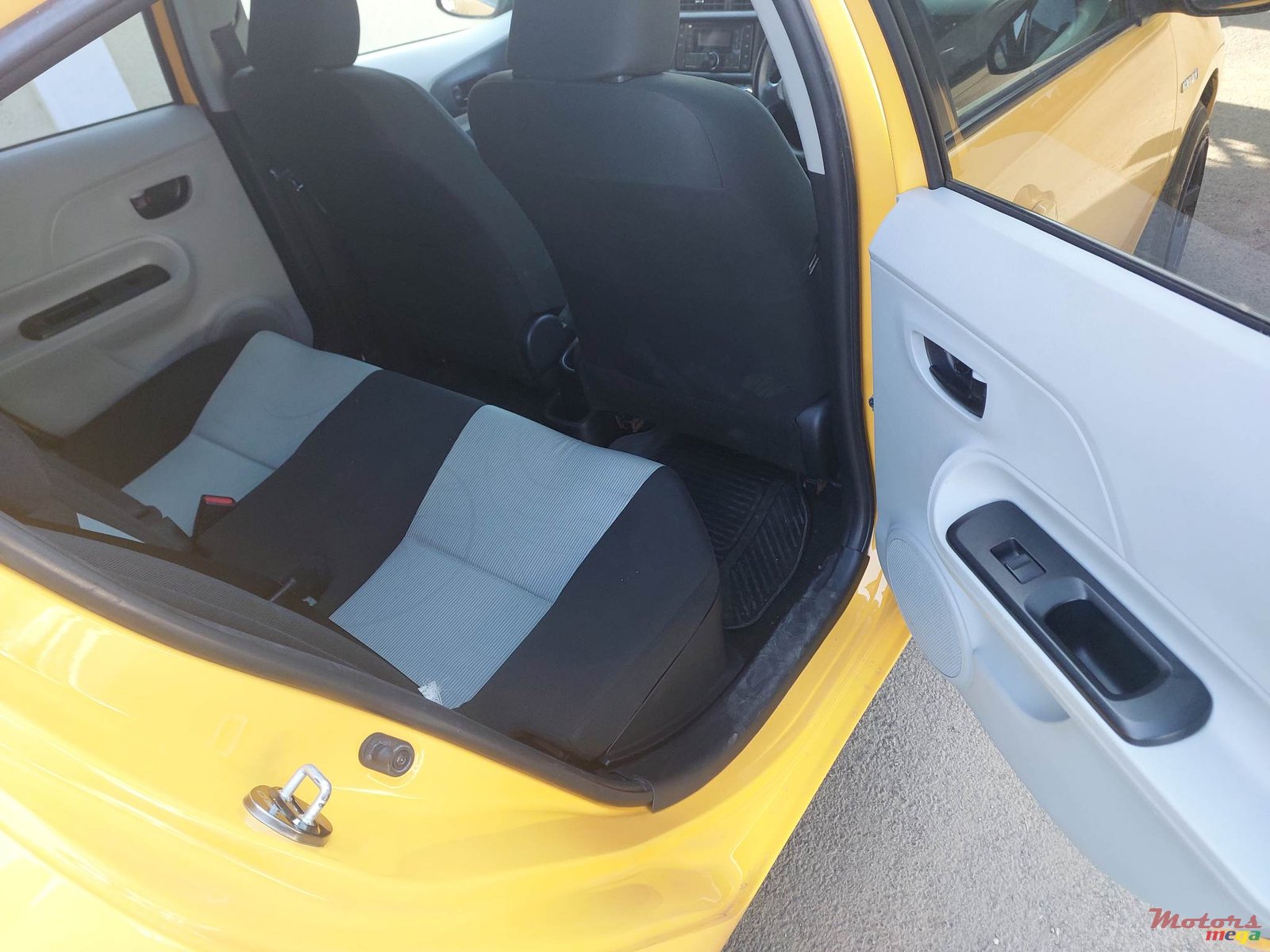 2012' Toyota Aqua photo #6