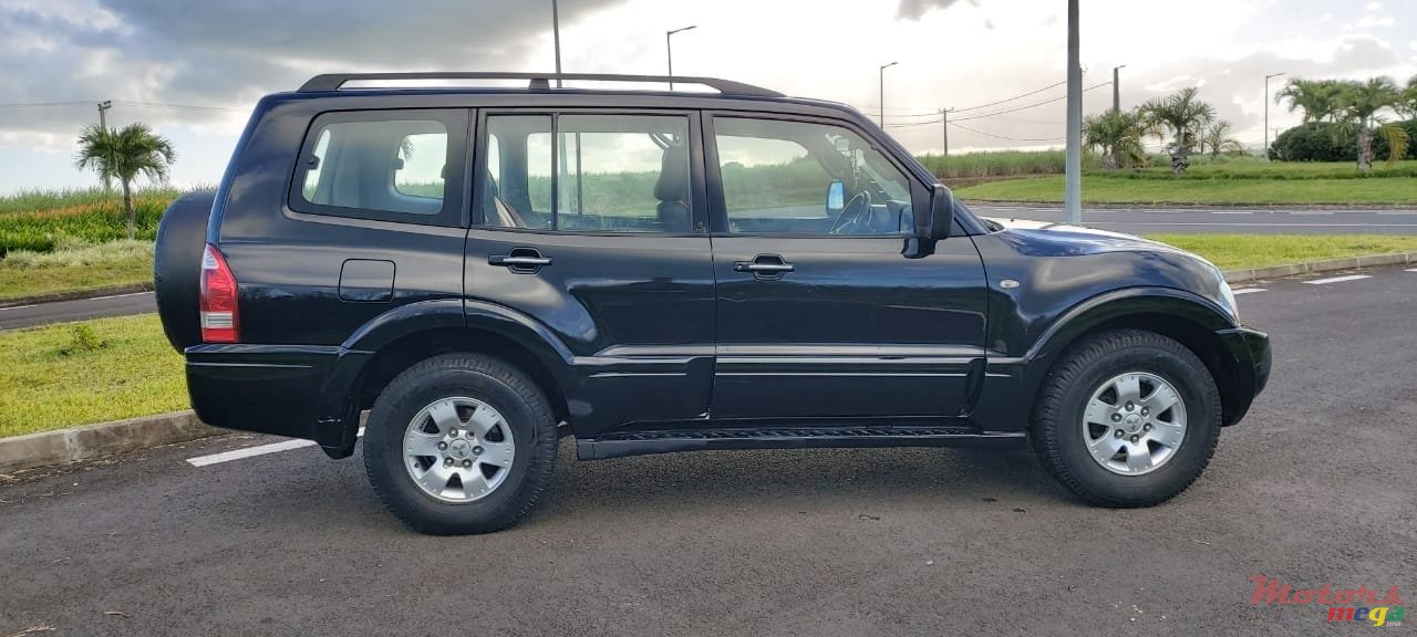 2006' Mitsubishi Pajero photo #3