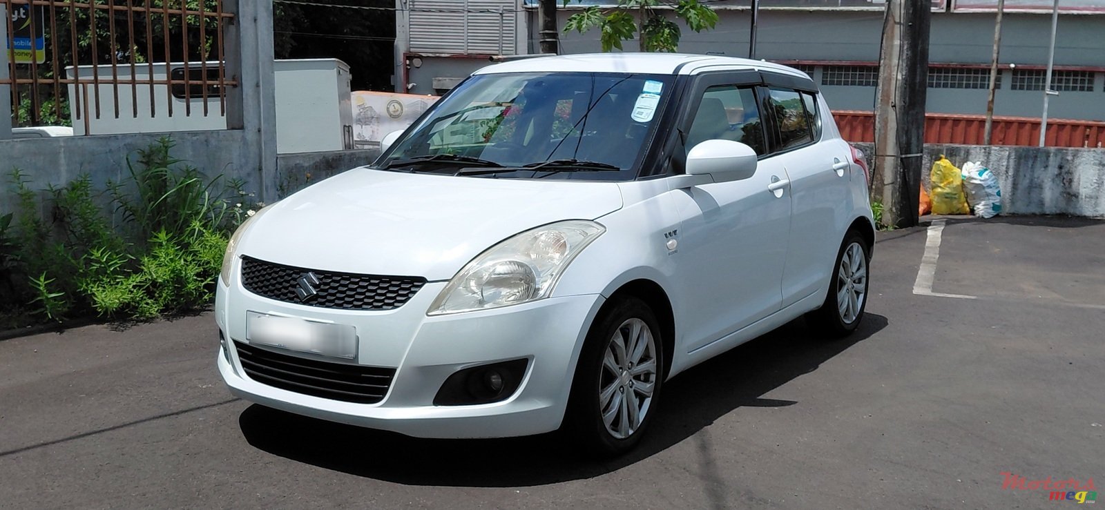 2015' Suzuki Swift photo #3