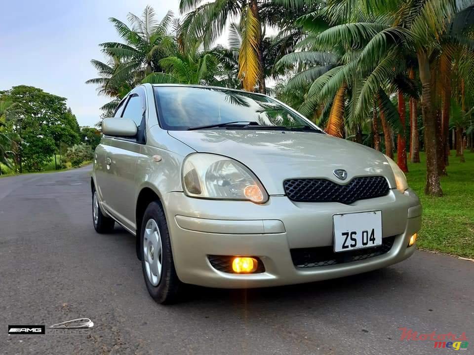 2004' Toyota Vitz photo #1