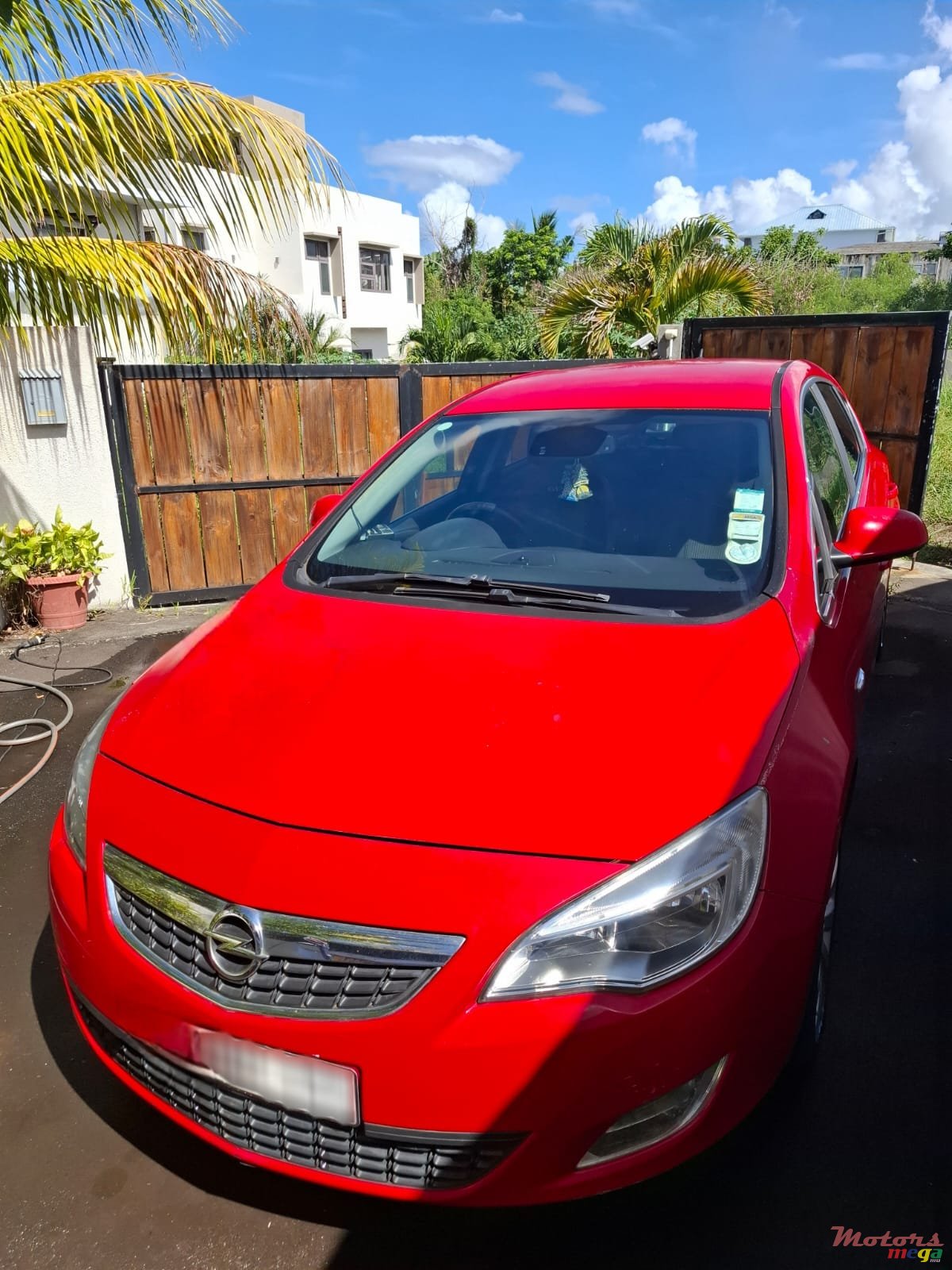 2011' Opel Astra J photo #2