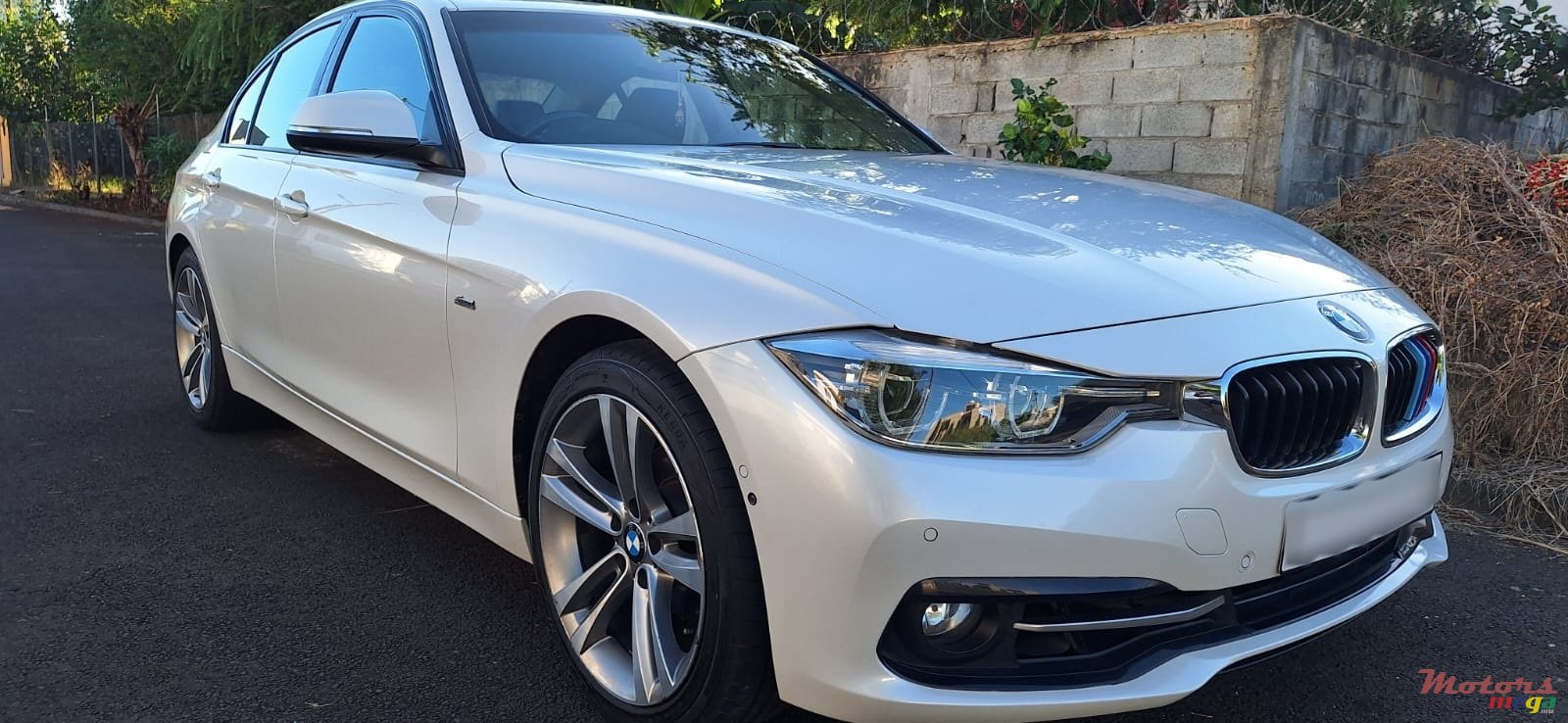 2016' BMW 3 Series Sedan photo #1