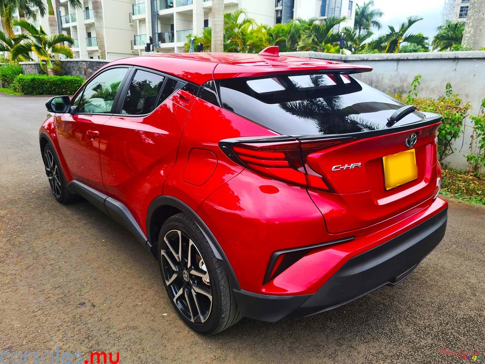 2019' Toyota C-HR GR Sport 1.8 Hybrid photo #2