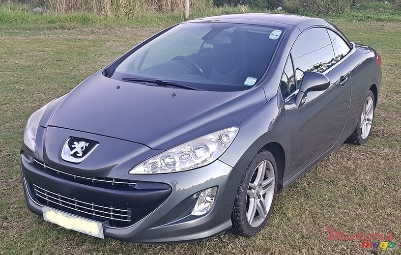 2011' Peugeot 308 Convertible photo #3