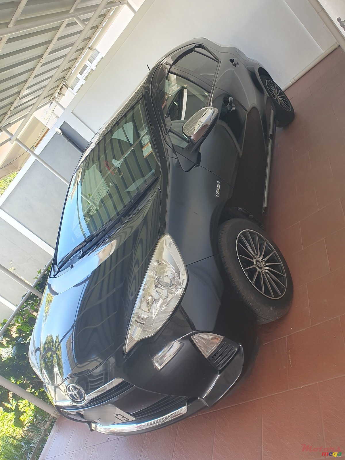 2013' Toyota Aqua photo #2