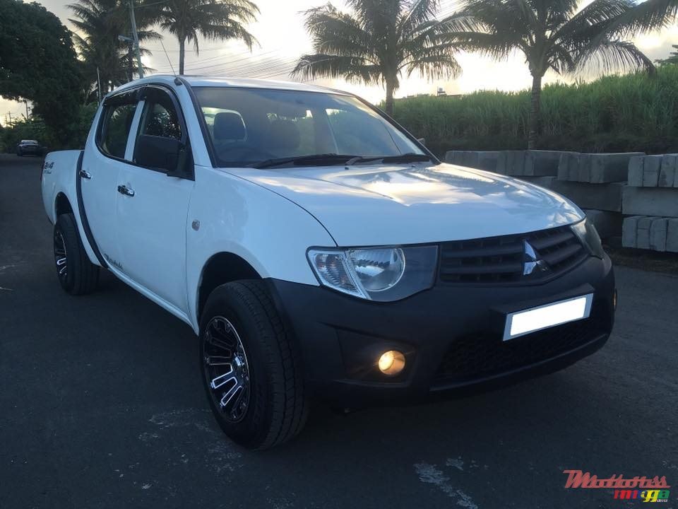 2010' Mitsubishi L200 Sportero 4x2 photo #1