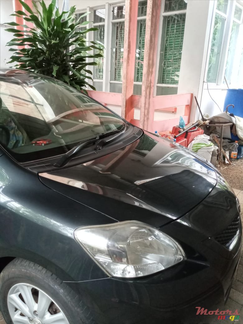 2012' Toyota Yaris photo #3