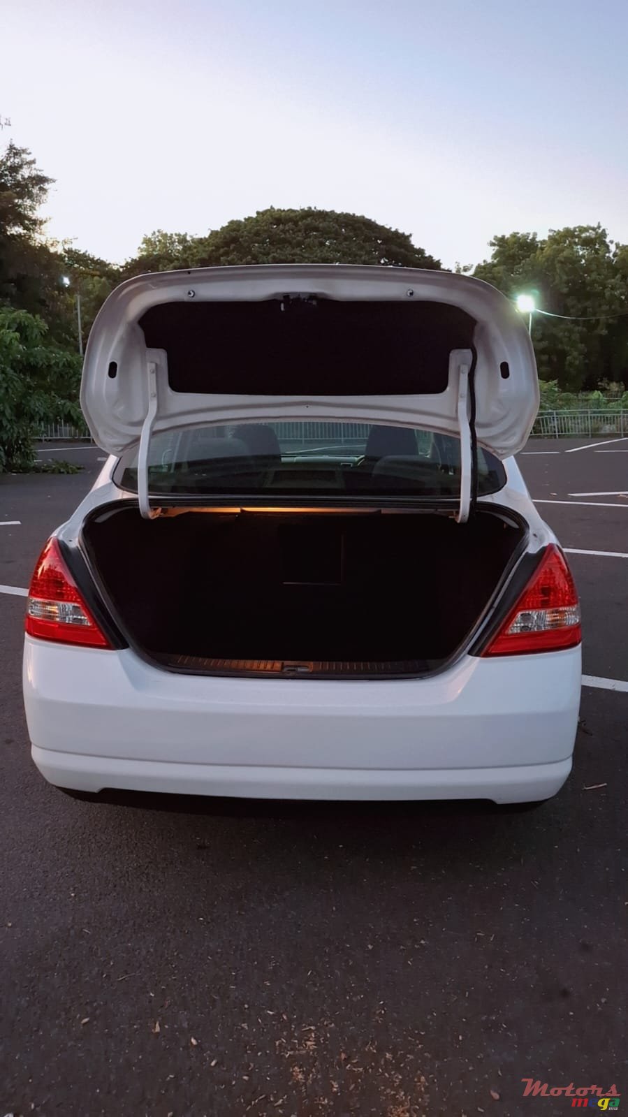 2009' Nissan photo #1