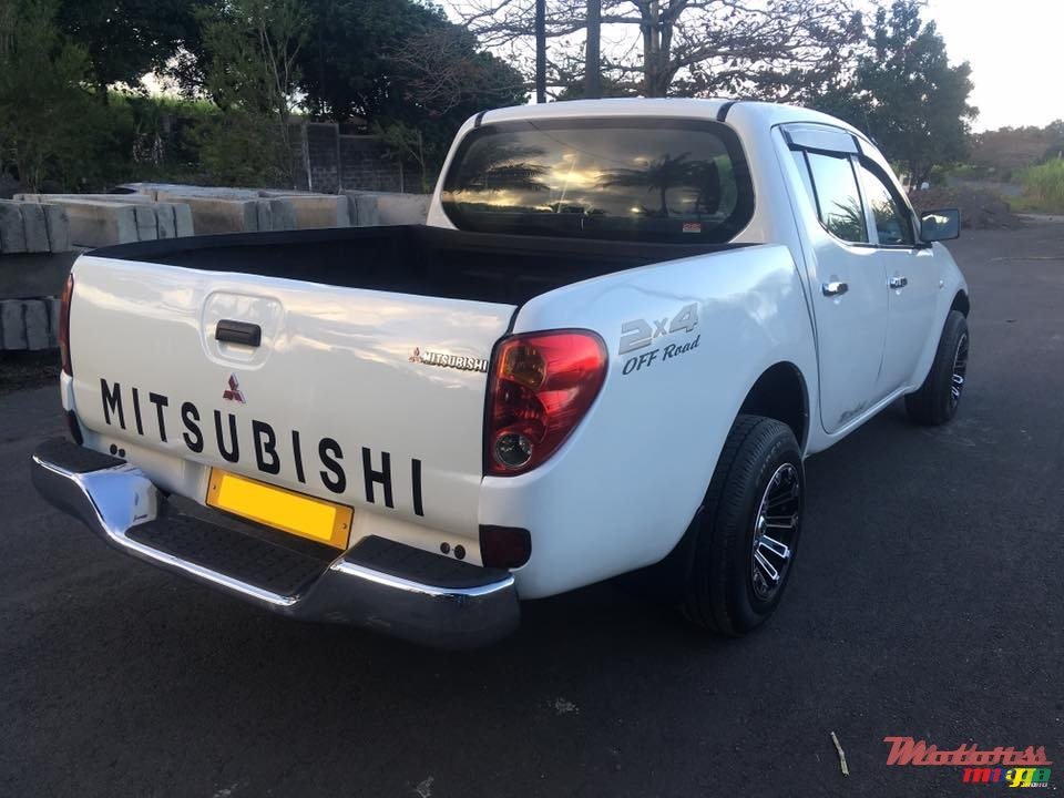 2010' Mitsubishi L200 Sportero 4x2 photo #3