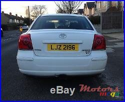 2004' Toyota Avensis photo #2