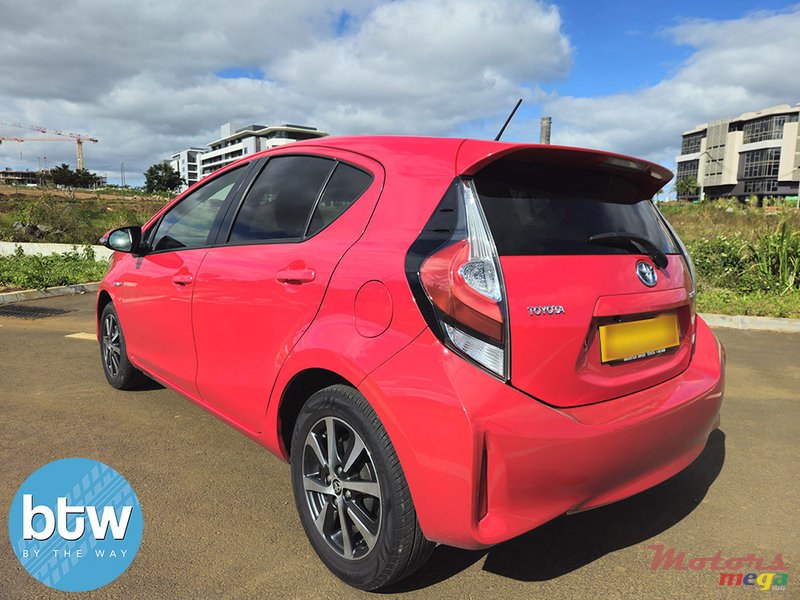 2018' Toyota Prius c photo #3