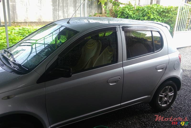 2000' Toyota Vitz photo #4