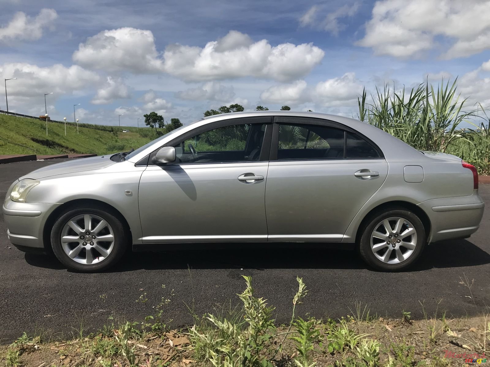 2004' Toyota Avensis photo #2