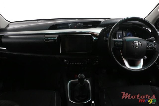 2017' Toyota Hilux photo #3