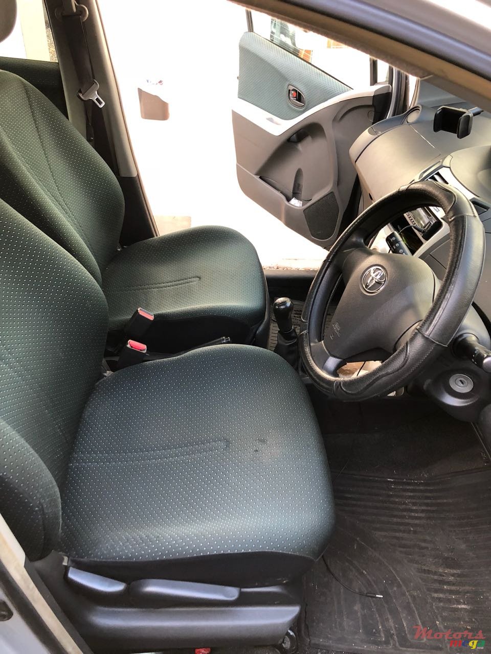 2006' Toyota Vitz photo #3