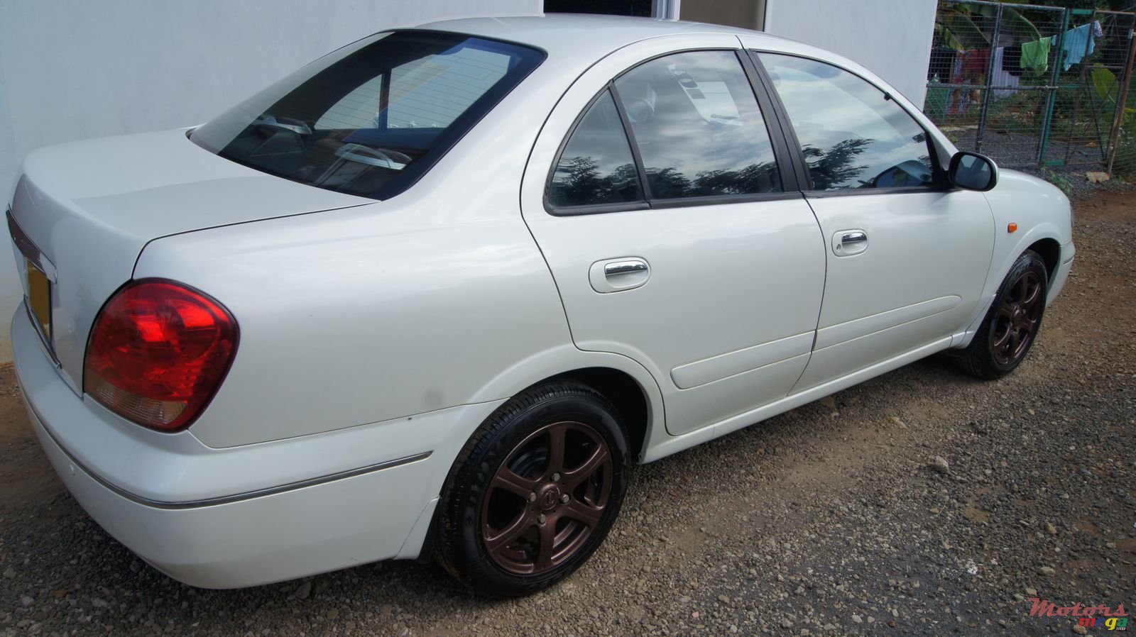 2004' Nissan Sunny photo #2
