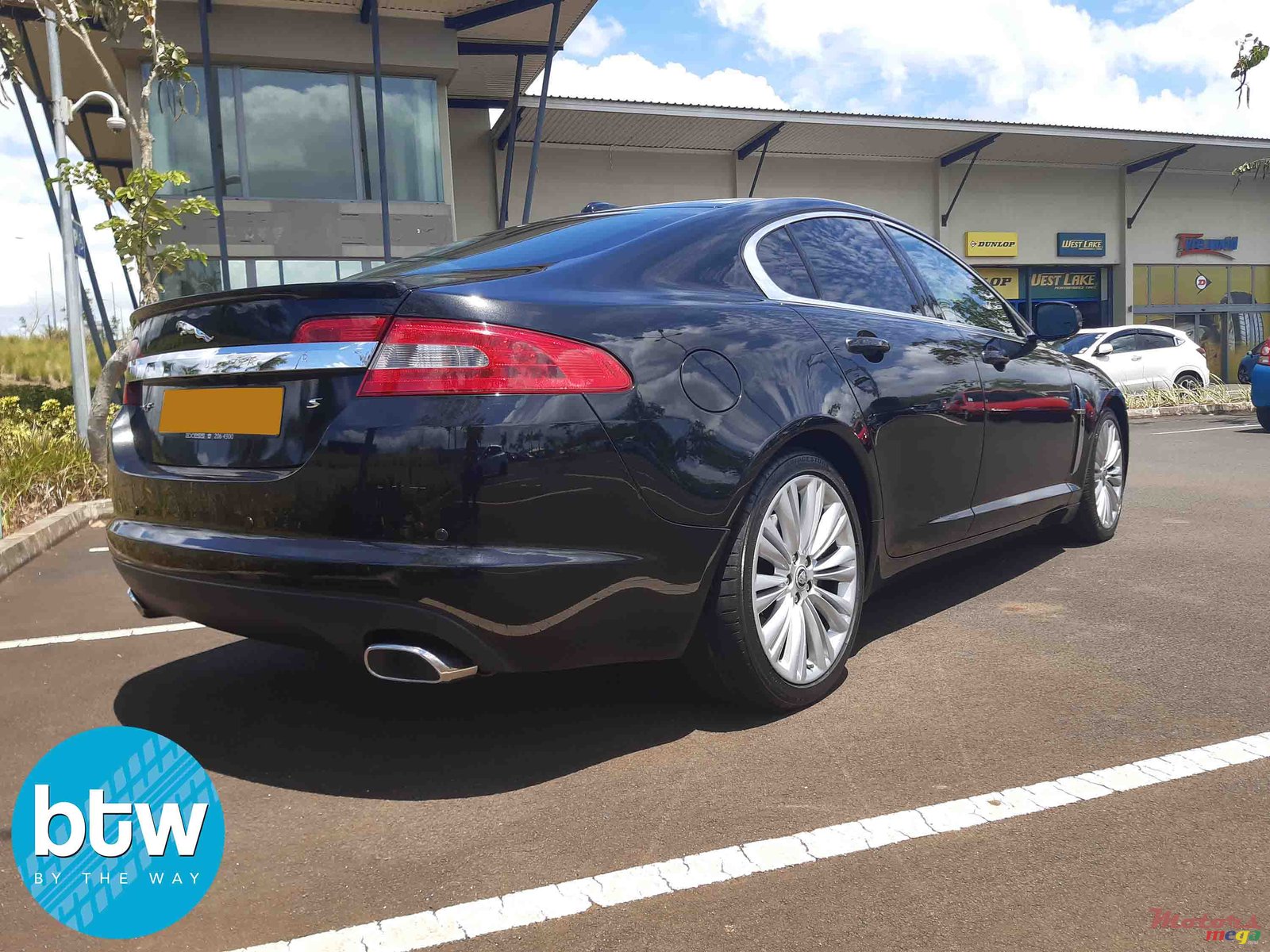 2011' Jaguar XF Sport photo #2