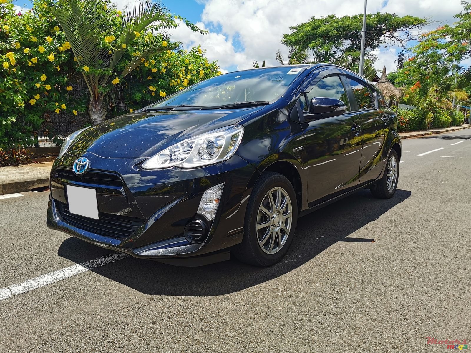 2015' Toyota Aqua Hybrid photo #7