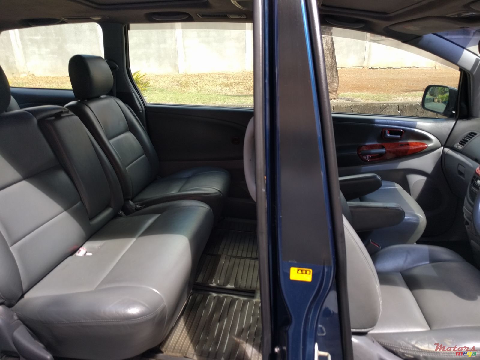 2002' Toyota Estima photo #3