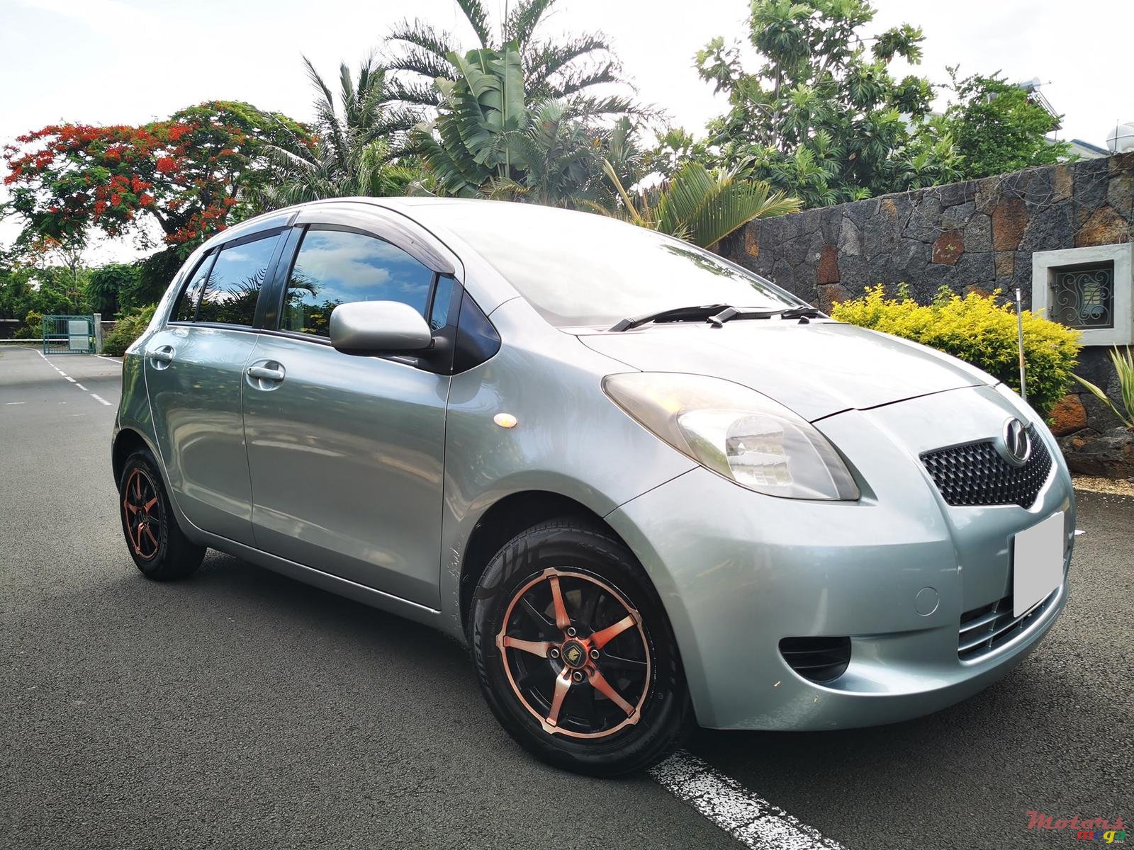 2006' Toyota Vitz 1.0L photo #2