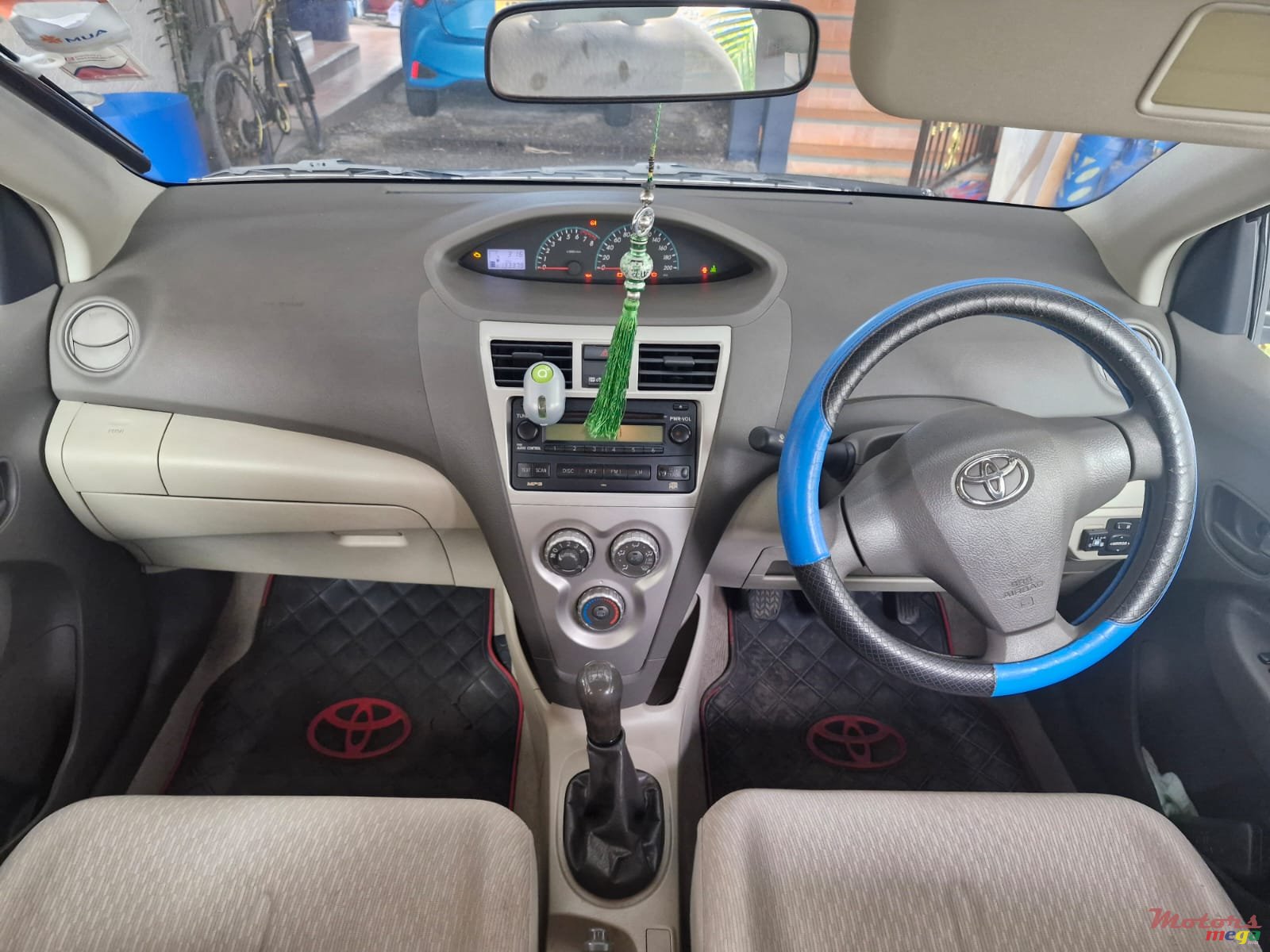 2013' Toyota Yaris photo #2