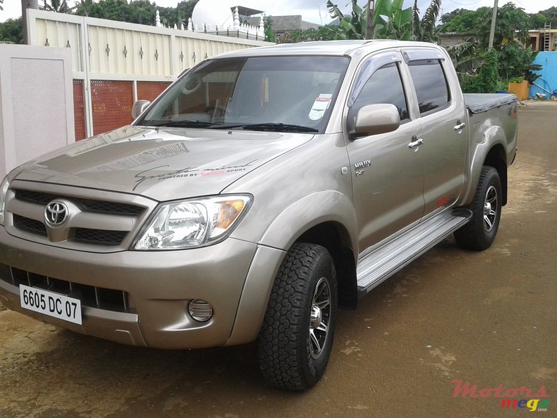 2007' Toyota Hilux photo #1