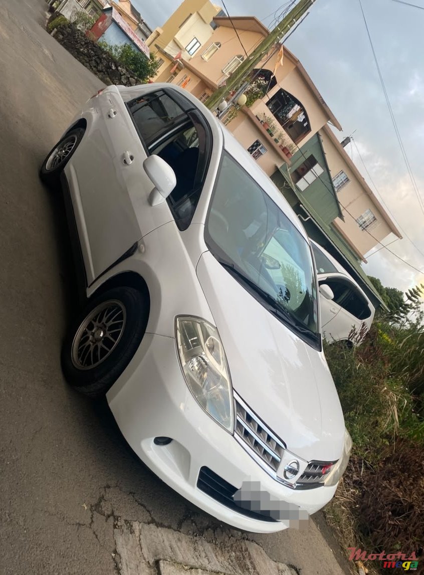 2011' Nissan Tiida photo #1