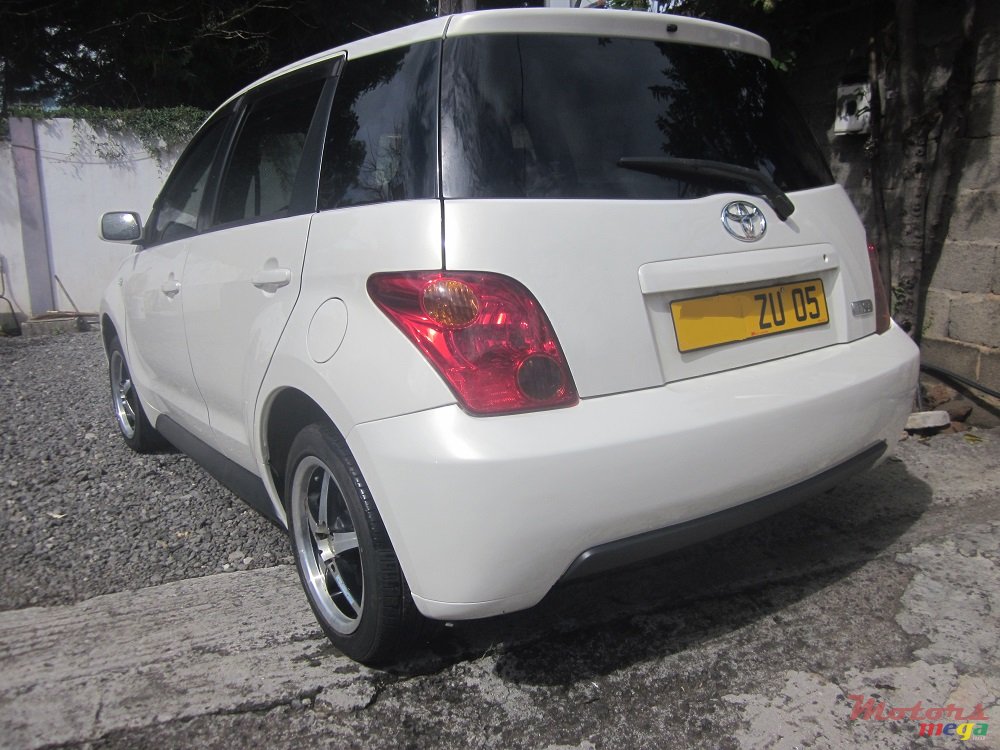 2005' Toyota Ist photo #2