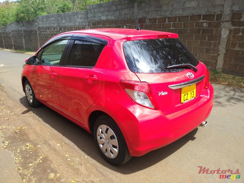 2013' Toyota Vitz 1.3 U package photo #4