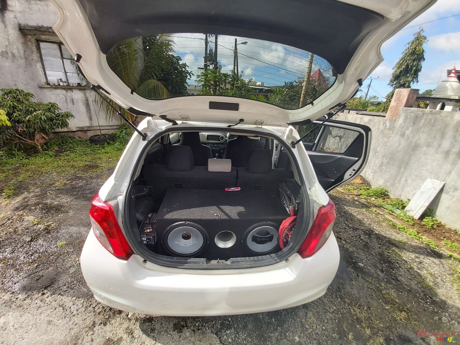 2013' Toyota Vitz photo #2