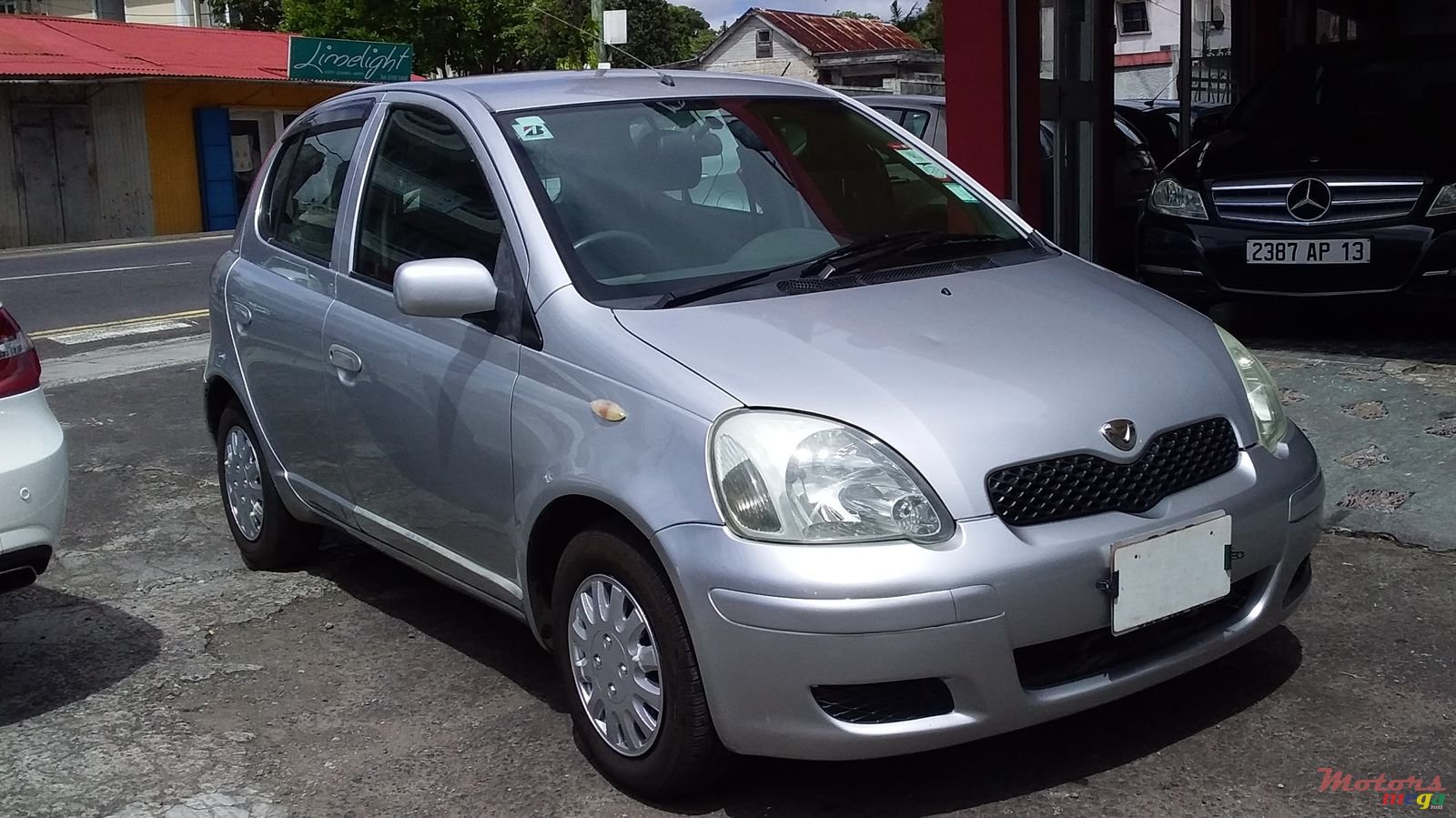 2002' Toyota Vitz photo #1