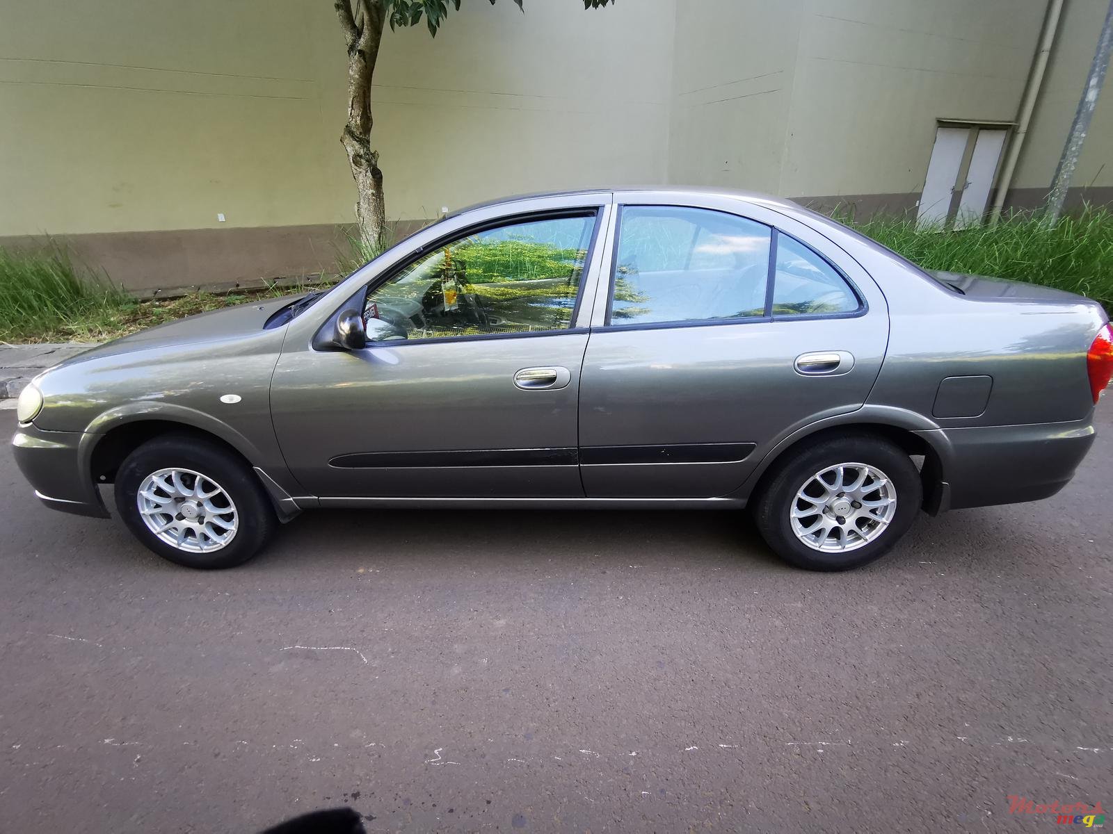 2011' Nissan Sunny photo #5