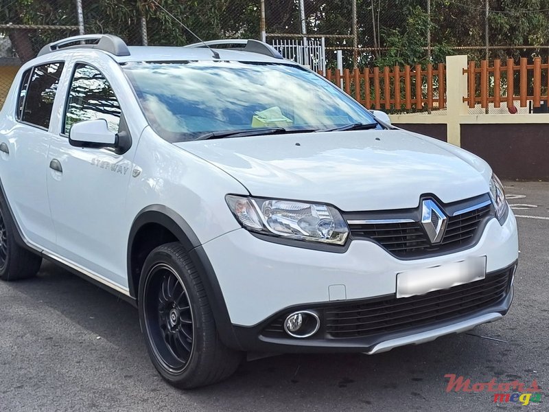 2014' Renault Sandero photo #1