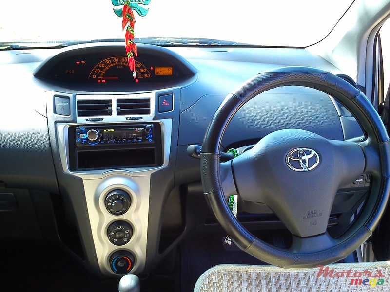 2011' Toyota Vitz photo #5