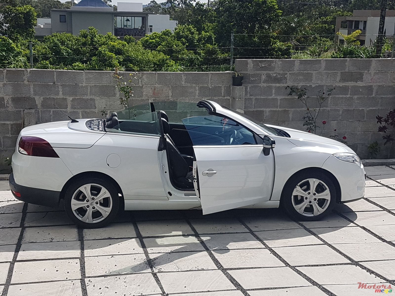 2011' Renault Megane Coupe Cabriolet photo #1